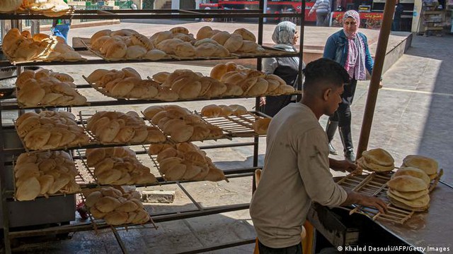  Dân đổ xô xuống đường biểu tình vì ổ bánh mì, cả tuần tằn tiện chỉ dám ăn no 2 bữa - Ảnh 1.