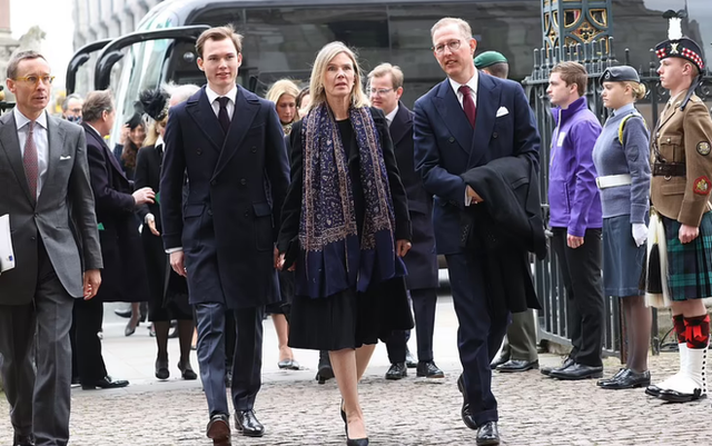 HOT: Nữ hoàng Anh chính thức xuất hiện ở lễ tưởng niệm Hoàng tế Philip, Công nương Kate nổi bật đi cùng hai con - Ảnh 7.