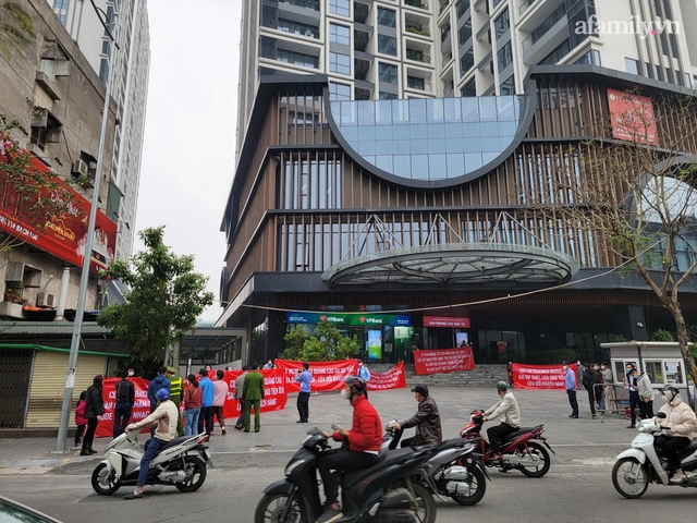 Hà Nội: Cư dân chung cư Hinode Minh Khai căng băng rôn phản đối chủ đầu tư quảng cáo sai sự thật, chậm trễ làm thủ tục cấp sổ hồng - Ảnh 4.