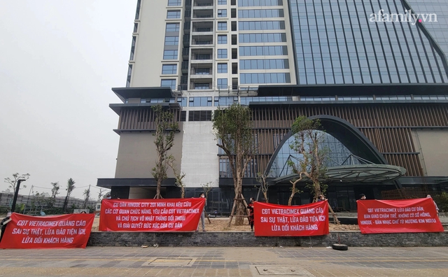 Hà Nội: Cư dân chung cư Hinode Minh Khai căng băng rôn phản đối chủ đầu tư quảng cáo sai sự thật, chậm trễ làm thủ tục cấp sổ hồng - Ảnh 6. Hà Nội: Cư dân chung cư Hinode Minh Khai căng băng rôn phản đối chủ đầu tư quảng cáo sai sự thật, chậm trễ làm thủ tục cấp sổ hồng - Ảnh 6.