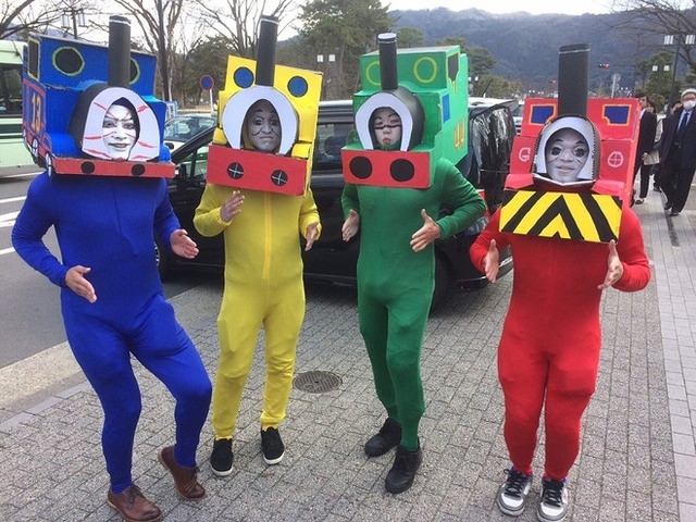   The Japanese graduation ceremony allows students to transform into anything, the results are breathtaking - Photo 12.