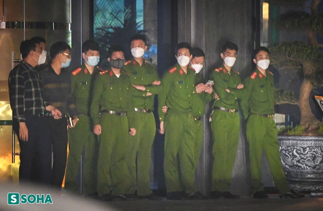  Xuyên đêm khám nhà, trụ sở FLC của Trịnh Văn Quyết, cảnh sát thu nhiều thùng tài liệu - Ảnh 8.