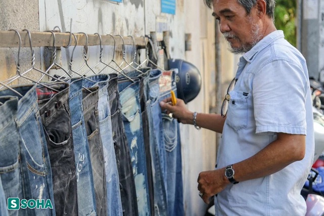  Người đàn ông hành nghề xé quần jeans suốt 30 năm, người nổi tiếng kéo đến ầm ầm - Ảnh 1.