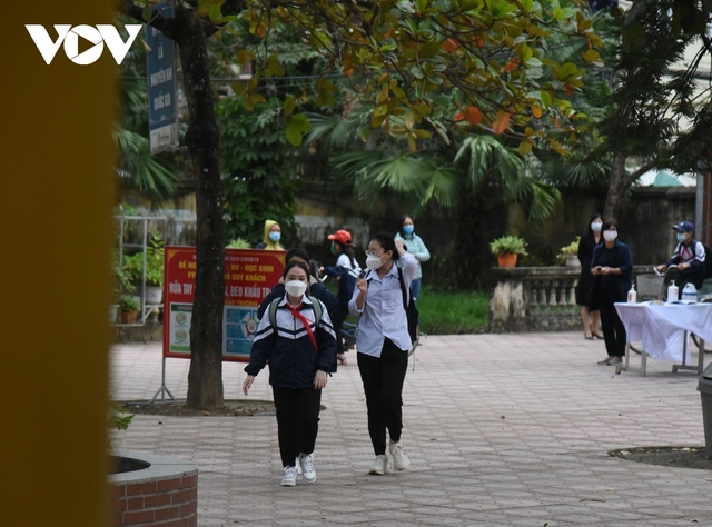 Students from grades 7-12 in Hanoi are allowed to eat boarding school when they go to school - Photo 1.