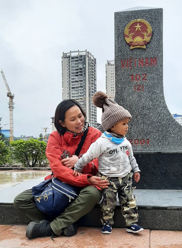 Mẹ đơn thân Thái Nguyên đưa con 20 tháng tuổi đi phượt khắp Tây Bắc: Tôi nuôi con theo cách thuận tự nhiên! - Ảnh 1.