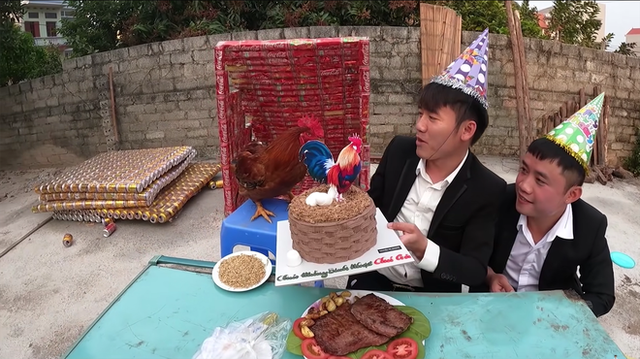 Sau khi bị phạt 7,5 triệu Hưng Vlog lại đi... tổ chức sinh nhật cho gà, sự xuất hiện của Bà Tân Vlog cũng không cứu được kênh - Ảnh 3.