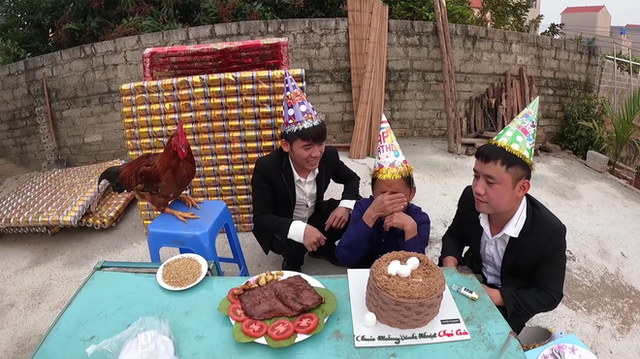Sau khi bị phạt 7,5 triệu Hưng Vlog lại đi... tổ chức sinh nhật cho gà, sự xuất hiện của Bà Tân Vlog cũng không cứu được kênh - Ảnh 4.