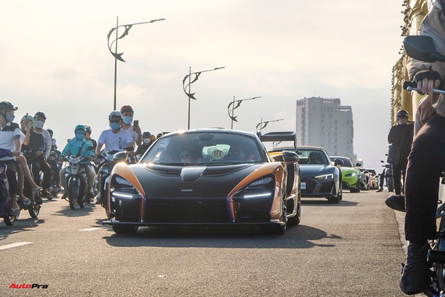 Biển người ken đặc dàn siêu xe hơn 300 tỷ đồng của đại gia Hoàng Kim Khánh tại Đà Nẵng, vắng bóng Koenigsegg Regera - Ảnh 7.