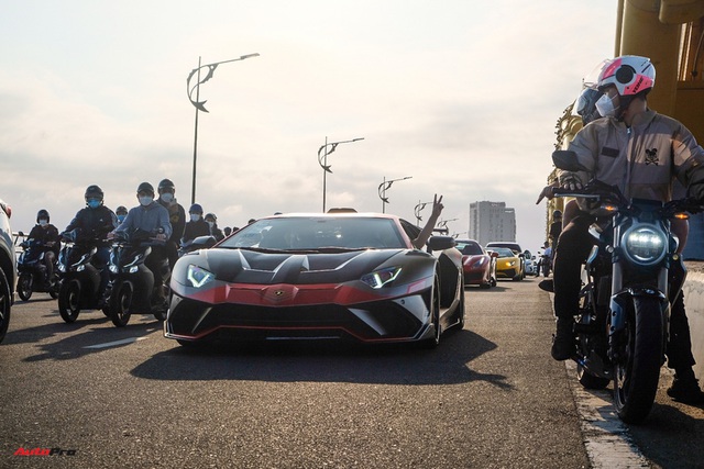 Biển người ken đặc dàn siêu xe hơn 300 tỷ đồng của đại gia Hoàng Kim Khánh tại Đà Nẵng, vắng bóng Koenigsegg Regera - Ảnh 8.