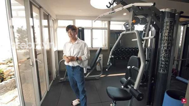 Choáng với căn penhouse 22 tỷ của Ngô Kiến Huy: Ti vi siêu to khổng lồ như bức tranh, phòng gym, hồ cá đủ cả - Ảnh 7.