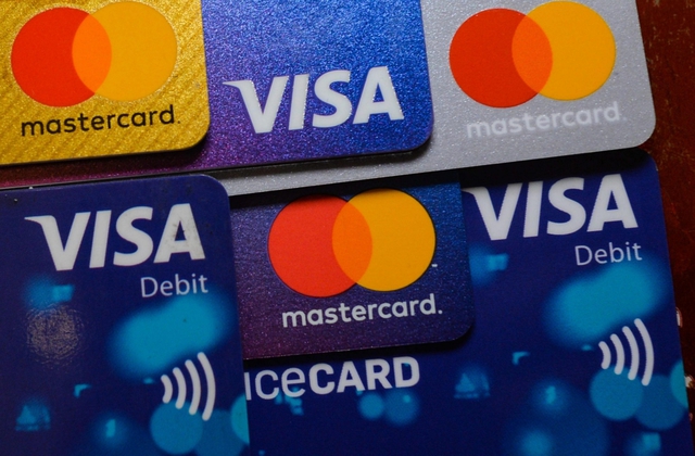 Visa và Mastercard loại ngân hàng Nga ra khỏi hệ thống thanh toán quốc tế - Ảnh 1.