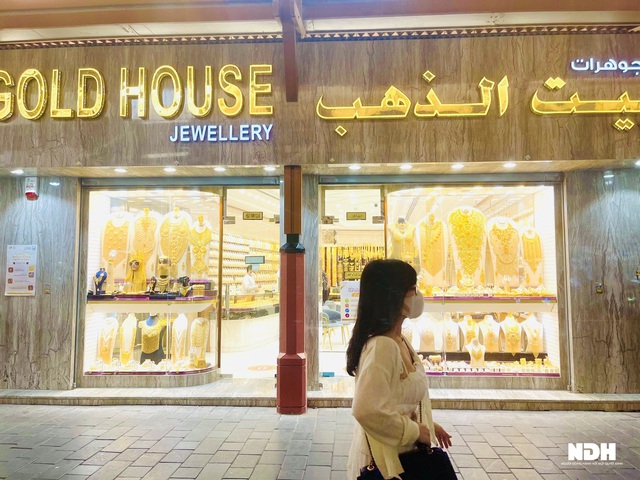 Theo chân khách Việt đi chợ vàng Dubai, nghe người bản xứ chào hàng thành thạo bằng tiếng Việt - Ảnh 1.