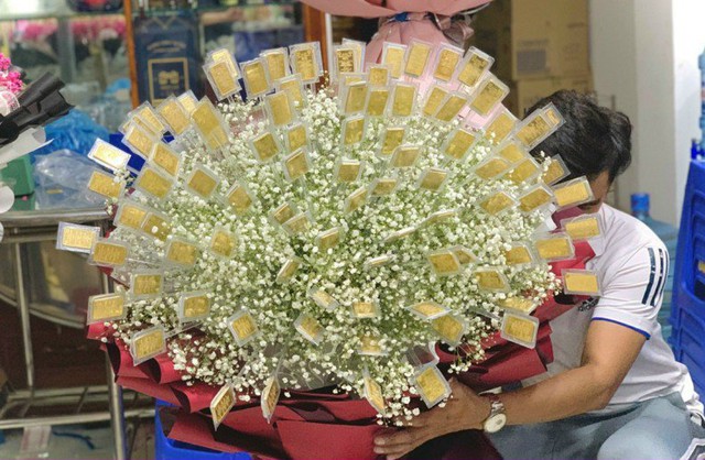 Chồng nhà người ta chưa bao giờ làm bạn thất vọng: Đặt bó hoa đính 100 lượng vàng tặng vợ ngày 8/3 giữa lúc giá vàng lập đỉnh! - Ảnh 1.