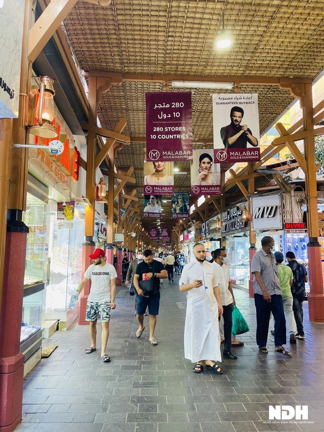 Theo chân khách Việt đi chợ vàng Dubai, nghe người bản xứ chào hàng thành thạo bằng tiếng Việt - Ảnh 3.