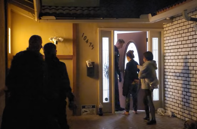  Xuất hiện clip Thúy Nga bị cảnh sát Mỹ ập đến nhà giữa đêm, yêu cầu rời khỏi nơi ở - Ảnh 2.