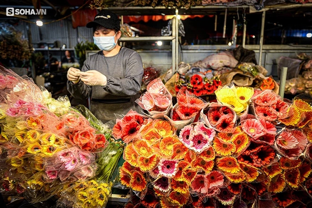 Nhiều ông chồng đội mưa rét lên chợ đêm Quảng An mua hoa tặng chị em phụ nữ - Ảnh 6.