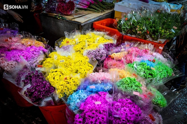 Nhiều ông chồng đội mưa rét lên chợ đêm Quảng An mua hoa tặng chị em phụ nữ - Ảnh 8.
