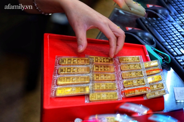 Giá vàng vẫn chạm đỉnh ngày 8/3: Một người dân ở Hà Nội mang 20 cây vàng đi bán thu về 1,4 tỷ - Ảnh 8.