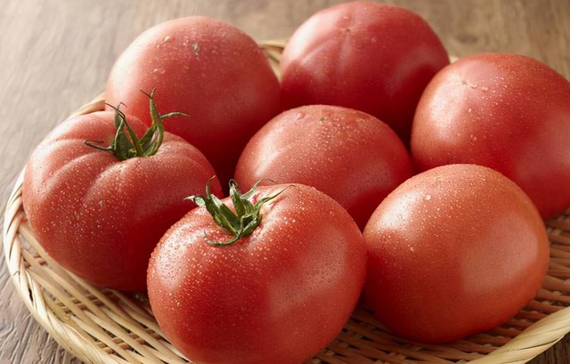 Đi chợ, thấy cà chua có 3 ĐẶC ĐIỂM này dứt khoát đừng mua: Có thể chứa độc tố hoặc đã bị tiêm thuốc kích chín, người trồng còn không dám ăn - Ảnh 1.