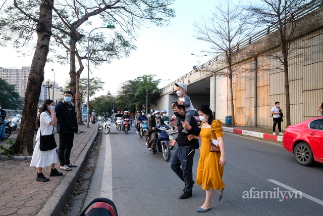 Hàng cây bàng hot nhất Hà Nội đã... trụi lủi, giới trẻ vẫn đổ xô tới check-in gây mất an toàn giao thông - Ảnh 11.