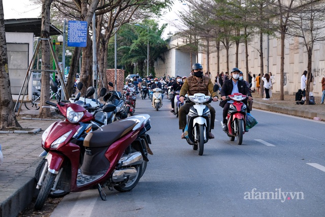 Hàng cây bàng hot nhất Hà Nội đã... trụi lủi, giới trẻ vẫn đổ xô tới check-in gây mất an toàn giao thông - Ảnh 7.