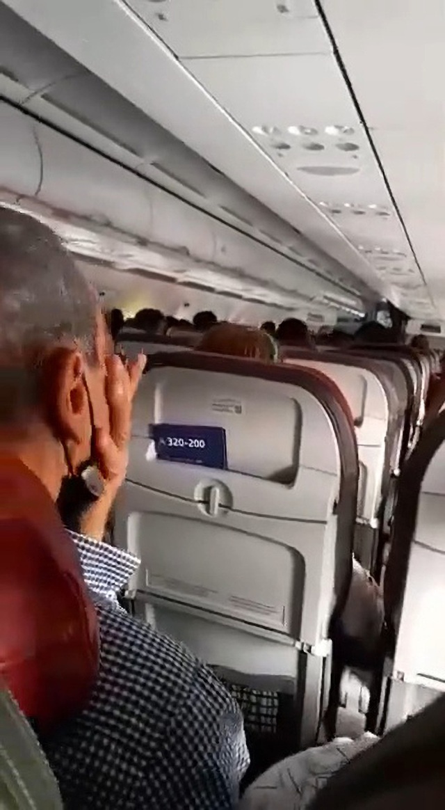 Video: Máy bay bị cháy phải hạ cánh khẩn cấp, hàng trăm hành khách hoảng loạn cầu nguyện trong thời khắc sinh tử - Ảnh 3.