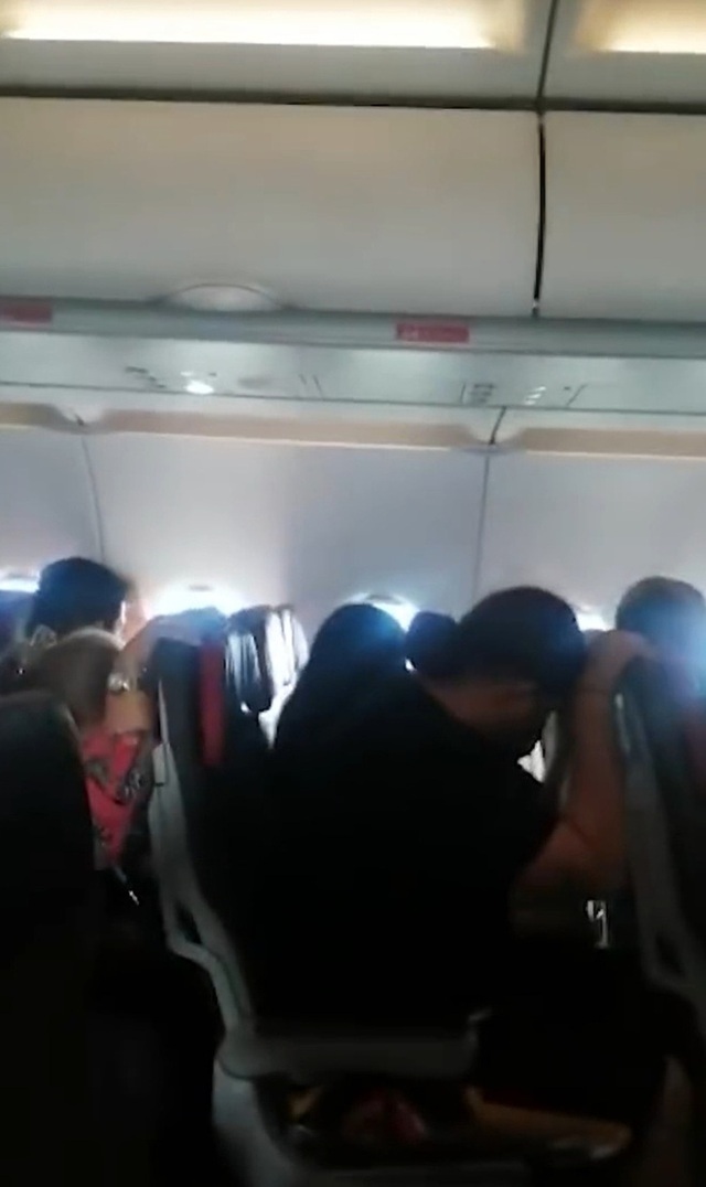 Video: The plane caught fire had to make an emergency landing, hundreds of panicked passengers prayed in the moment of life and death - Photo 4.