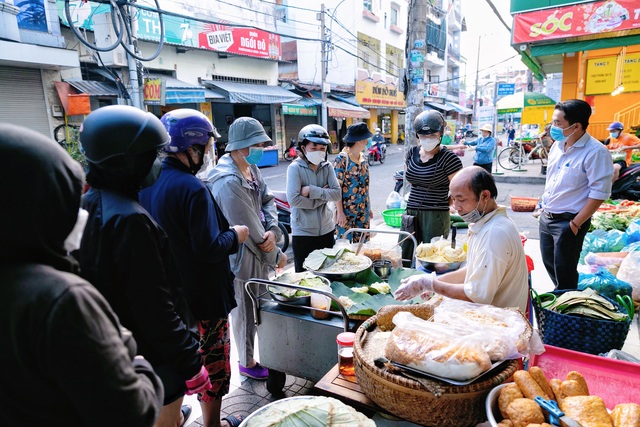 Hàng xôi bọc lá sen tươi đậm chất Bắc giữa lòng Sài Gòn, chỉ bán 2 tiếng mỗi ngày vì quá đông, khiến cậu cả bỏ đại học để nối nghiệp gia đình - Ảnh 4.