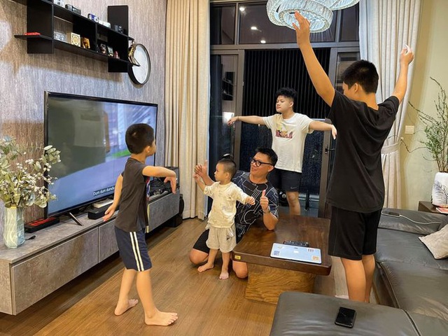 Cuộc hôn nhân 15 năm của BTV Trần Quang Minh: Hạnh phúc bên vợ hiền và 4 con - Ảnh 5. Cuộc hôn nhân 15 năm của BTV Trần Quang Minh: Hạnh phúc bên vợ hiền và 4 con - Ảnh 5.