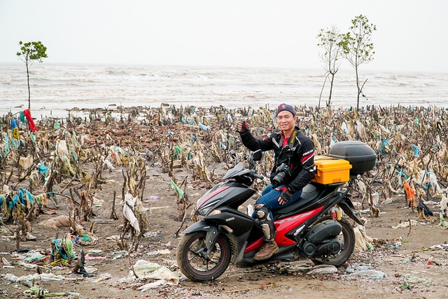 (today) Portrait of photographer Hung Lekima: The man who traveled through Vietnam just to hunt for pictures of garbage and the mission to save the ocean - Photo 2.