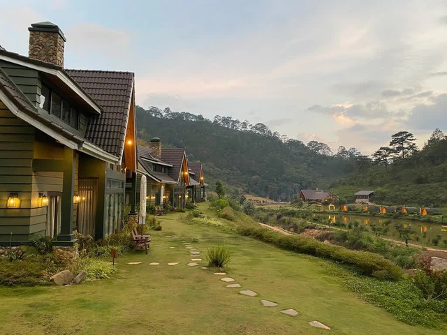 What does the resort in the middle of the pine forest in Dalat have that the daughter-in-law of tycoon Jonathan Hanh Nguyen often comes to?  - Photo 6.