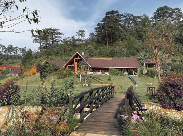 What does the resort in the middle of the pine forest in Dalat have that the daughter-in-law of tycoon Jonathan Hanh Nguyen often comes to?  - Photo 2.