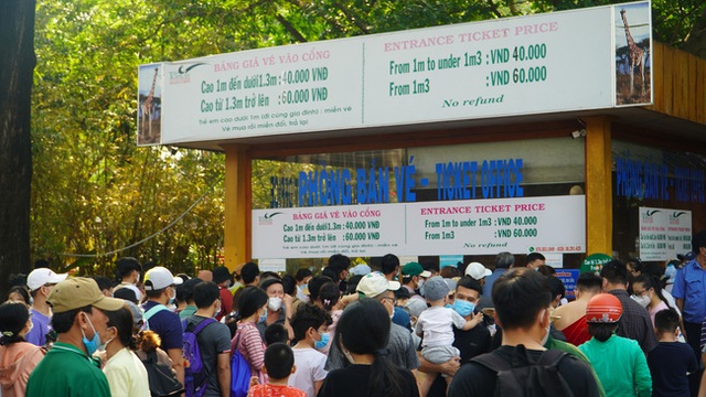 The Zoo and Botanical Garden broke down, parents and children jostled each other to cross the sea of ​​people to visit on the anniversary of Hung King's death anniversary - Photo 1.