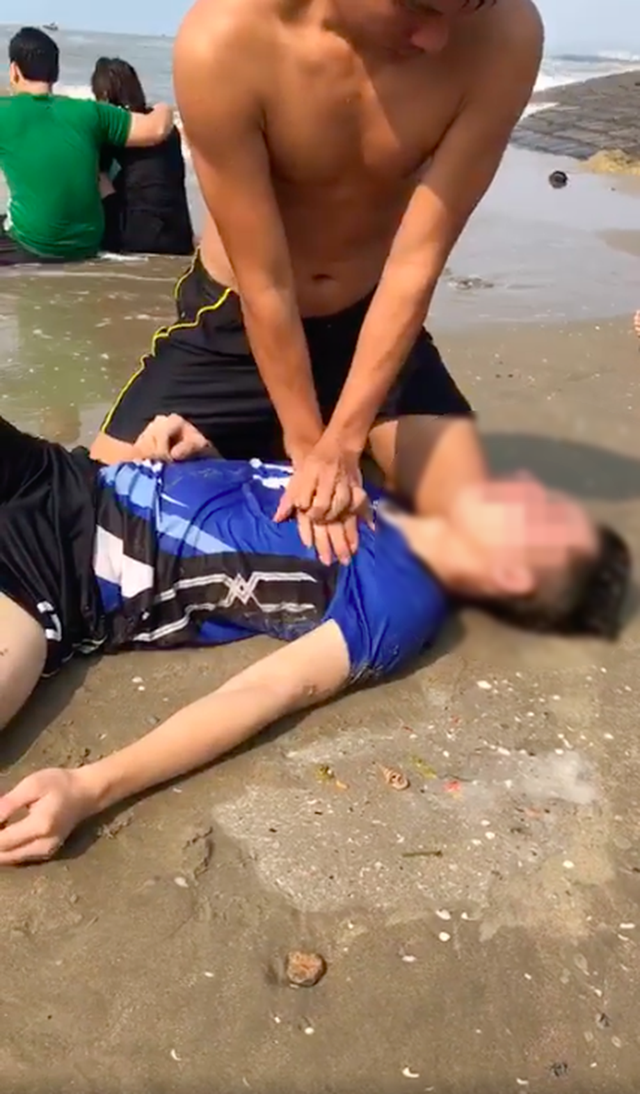   A close-up of a man fighting for life for drowning victims at Vung Tau beach - Photo 1.