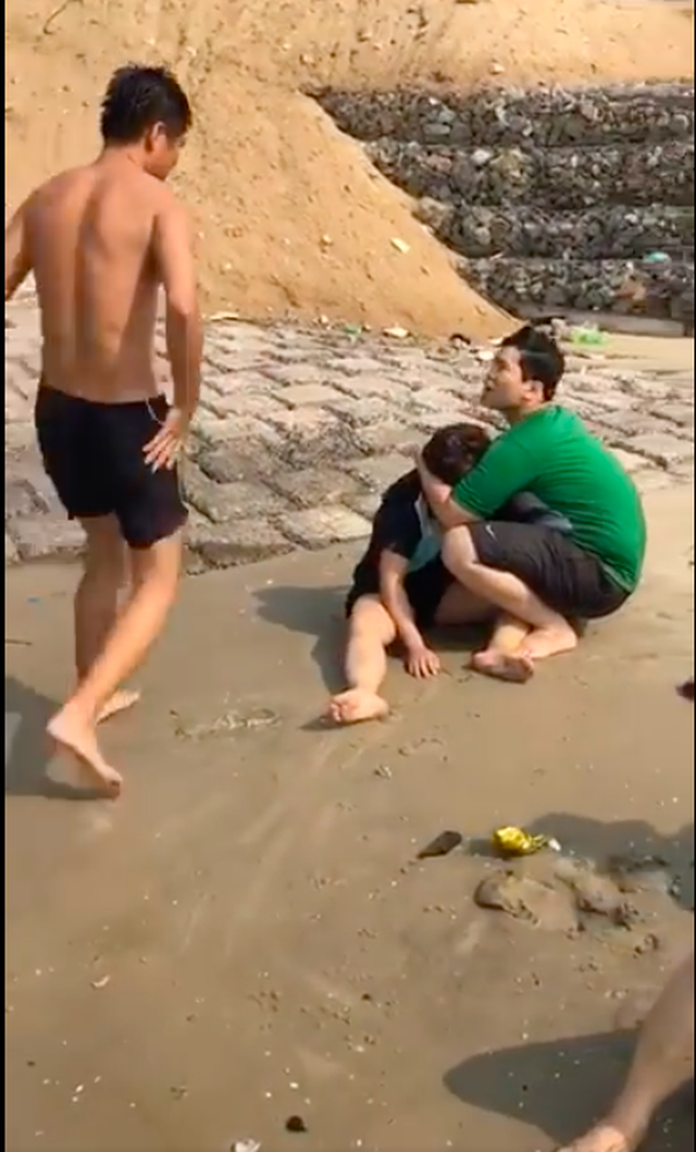  Cận cảnh người đàn ông giành giật sự sống cho các nạn nhân đuối nước ở bãi biển Vũng Tàu - Ảnh 2.