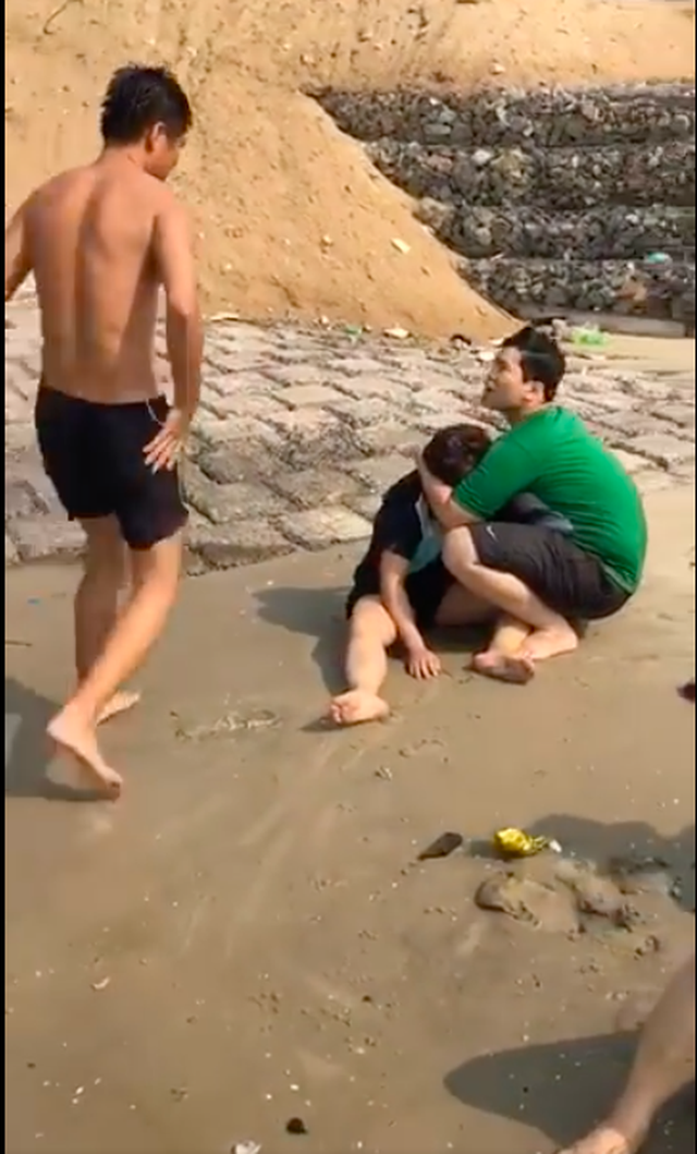   Close-up of a man fighting for the life of drowning victims at Vung Tau beach - Photo 2.