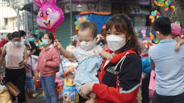 The Zoo and Botanical Garden broke down, parents and children jostled each other to cross the sea of ​​people to visit on the anniversary of Hung King's death anniversary - Photo 3.