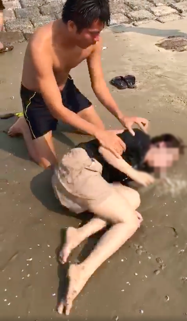   A close-up of a man fighting for life for drowning victims at Vung Tau beach - Photo 3.