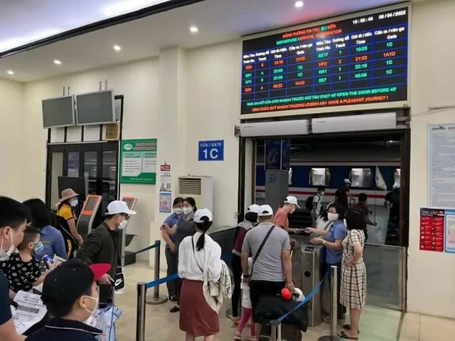 Sân bay Nội Bài, ga Hà Nội đón lượng khách cao kỷ lục dịp nghỉ lễ Giỗ Tổ Hùng Vương - Ảnh 4.
