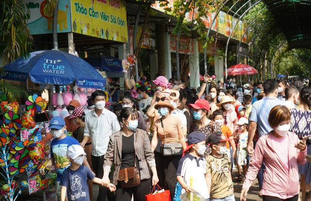 The Zoo and Botanical Garden broke down, parents and children jostled each other to cross the sea of ​​people to visit on the anniversary of Hung King's death anniversary - Photo 5.