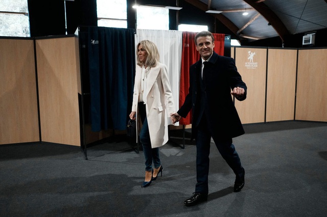 The hottest moment on social media today: The French president burned the public's eyes with a special action with his wife over 24 years old - Photo 2.