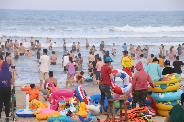 Photo: Da Nang beach is crowded with tourists on the last day of the anniversary holiday - Photo 11.