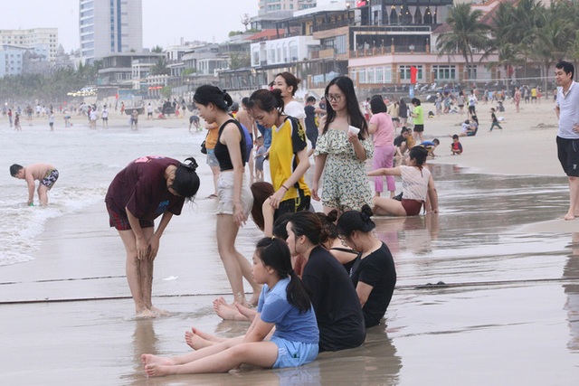 Ảnh: Biển Đà Nẵng đông kín du khách trong ngày cuối kỳ nghỉ lễ giỗ Tổ - Ảnh 16.