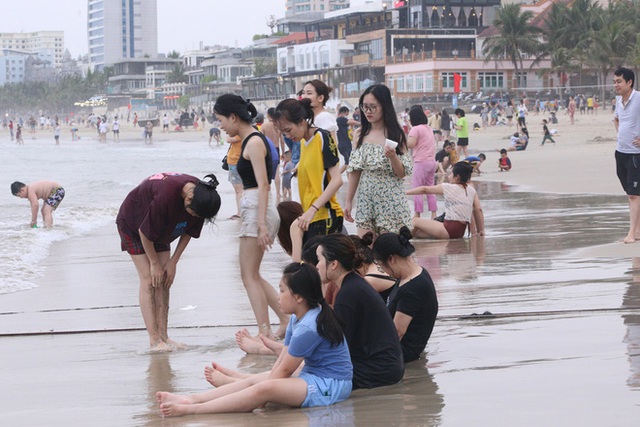 Ảnh: Biển Đà Nẵng đông kín du khách trong ngày cuối kỳ nghỉ lễ giỗ Tổ - Ảnh 16. Ảnh: Biển Đà Nẵng đông kín du khách trong ngày cuối kỳ nghỉ lễ giỗ Tổ - Ảnh 16.