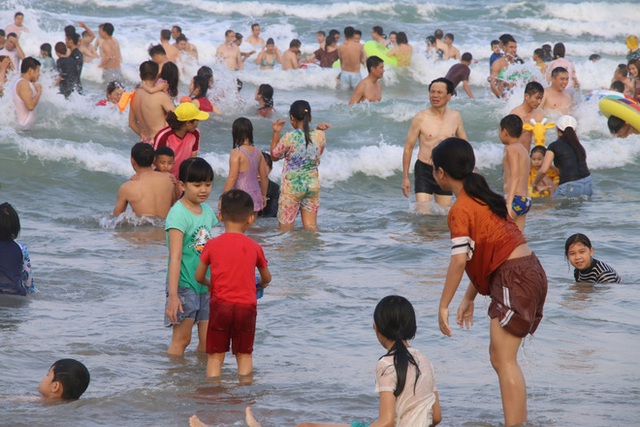 Photo: Da Nang beach is crowded with tourists on the last day of the anniversary holiday - Photo 17.