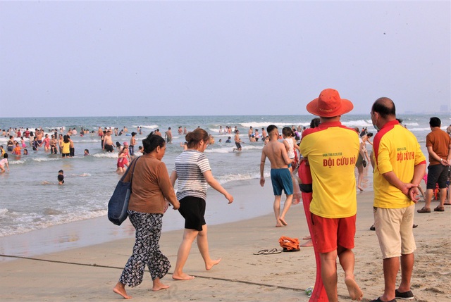 Ảnh: Biển Đà Nẵng đông kín du khách trong ngày cuối kỳ nghỉ lễ giỗ Tổ - Ảnh 18.