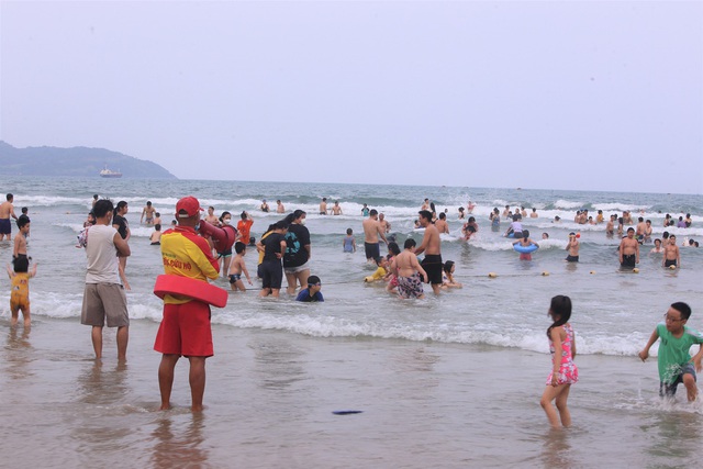 Ảnh: Biển Đà Nẵng đông kín du khách trong ngày cuối kỳ nghỉ lễ giỗ Tổ - Ảnh 19.