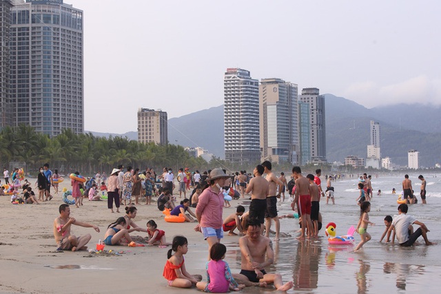 Ảnh: Biển Đà Nẵng đông kín du khách trong ngày cuối kỳ nghỉ lễ giỗ Tổ - Ảnh 3. Ảnh: Biển Đà Nẵng đông kín du khách trong ngày cuối kỳ nghỉ lễ giỗ Tổ - Ảnh 3.