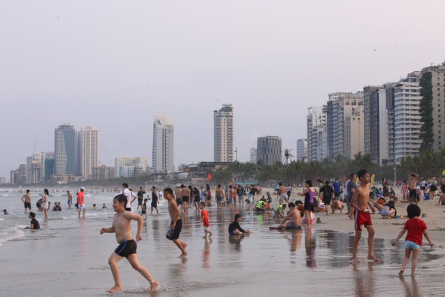 Ảnh: Biển Đà Nẵng đông kín du khách trong ngày cuối kỳ nghỉ lễ giỗ Tổ - Ảnh 4.
