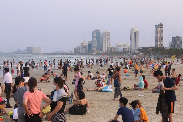 Photo: Da Nang beach is crowded with tourists on the last day of the anniversary holiday - Photo 5.